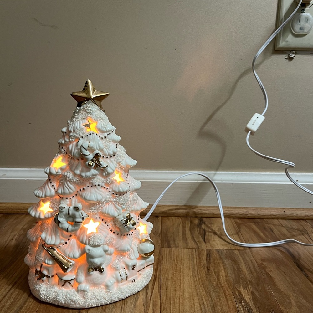 Vintage International Bazaar Ceramic White and Gold Christmas Tree - Picture 2 of 12
